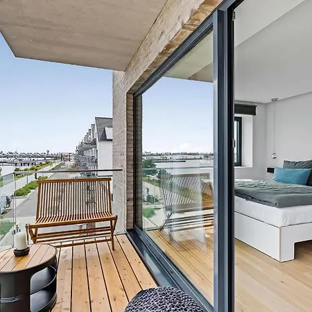 Rooftop Garden Eins